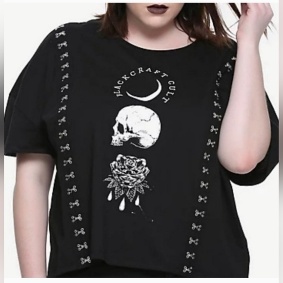 HOT TOPIC Blackcraft Crop Hook & Eye Graphic Tee Size 3 - Picture 3 of 16